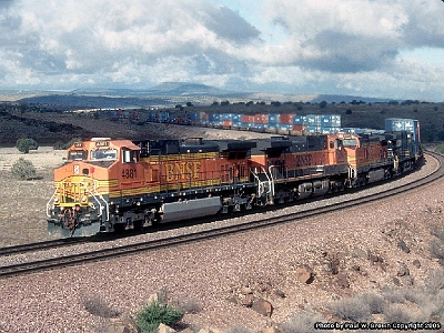 BNSF 4881 at E of Seligman, AZ on 23 March 2005.jpg